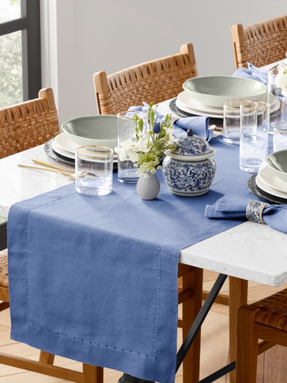 William Sonoma Italian Linen Table Runner & Napkin Set (8)